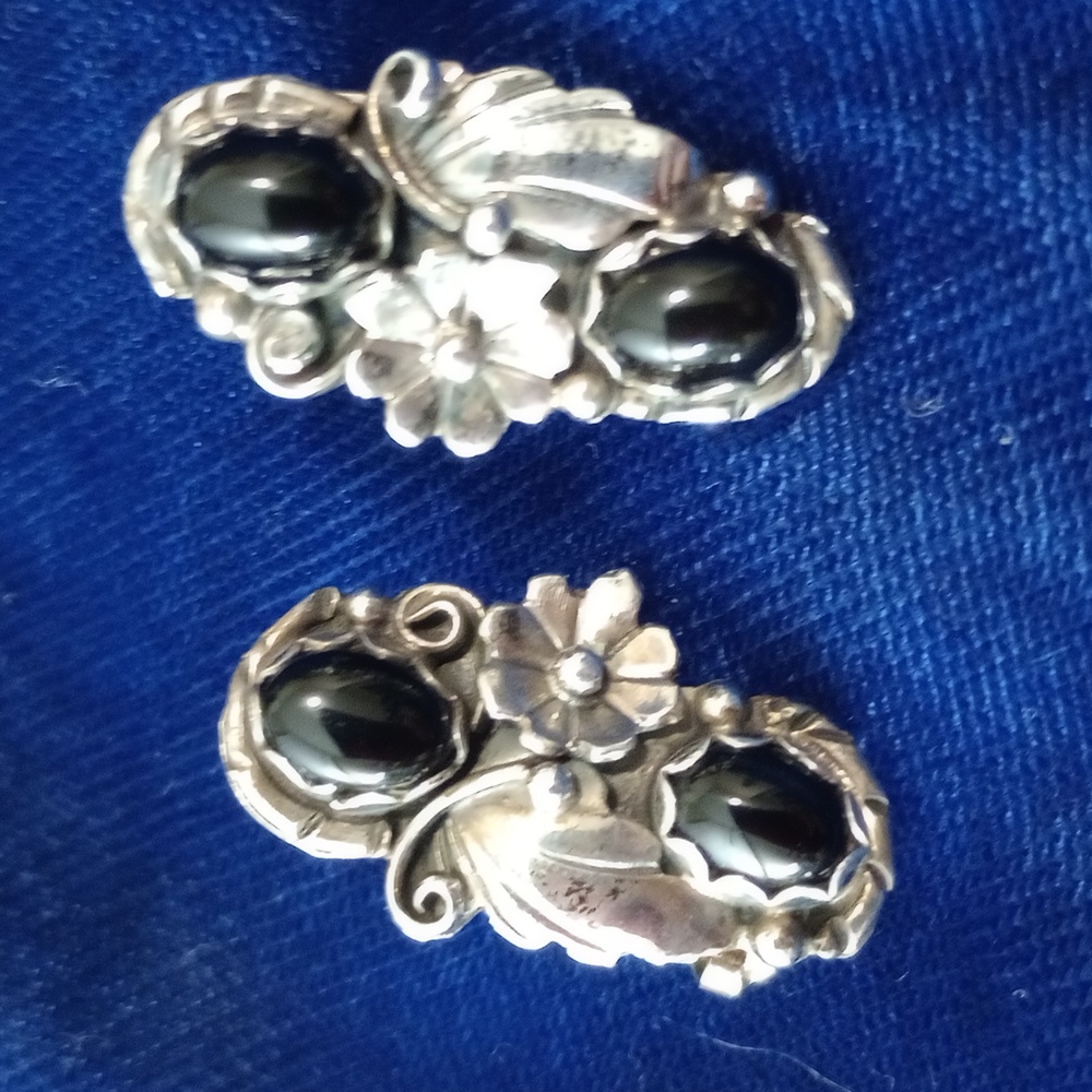 Native American Sterling Silver Flower/ Leaf With 2 Onyx Stone Post Earrings